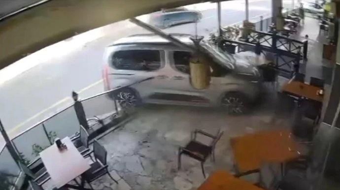 Sürücülük vəsiqəsi olmayan şəxs maşını restorana çırpıb qaçdı – VİDEO