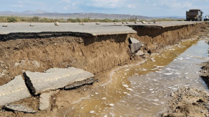 Sel suları bu yolların bir hissəsini sıradan çıxardı  - FOTO