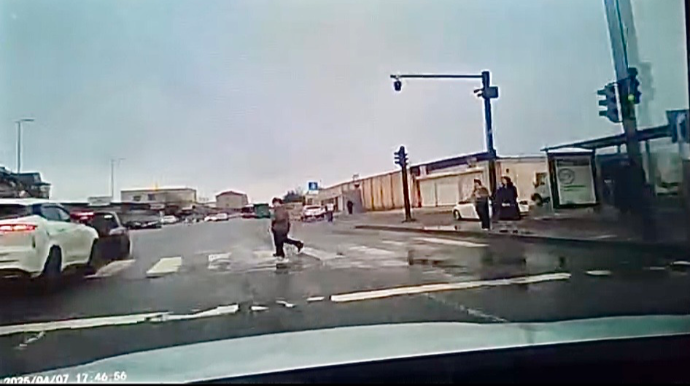 Qırmızıda yolu qaçaraq keçən kişi sürücünü qəza təhlükəsi ilə üz-üzə qoydu   - VİDEO