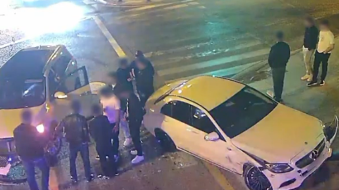 Paytaxtda daha bir avtomobil qəzası: İşıqfor yararsız hala düşdü - VİDEO