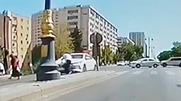 İşıqfora baxmayan sürücü qaçan piyadanı keçiddə vurub yerə yıxdı - ANBAAN VİDEO
