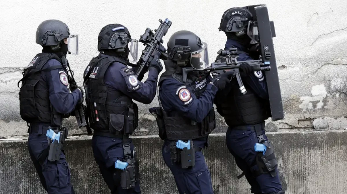 Avtomobillə səfirliyə girməyə çalışan şəxs saxlanılıb 