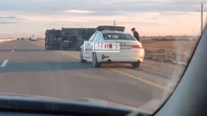 Bakı-Astara yolunda yük avtomobili aşdı  - VİDEO