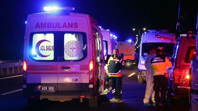 Maneələrə çırpılan sərnişin avtobusu yandı; ölən və xəsarət alanlar var - FOTO 