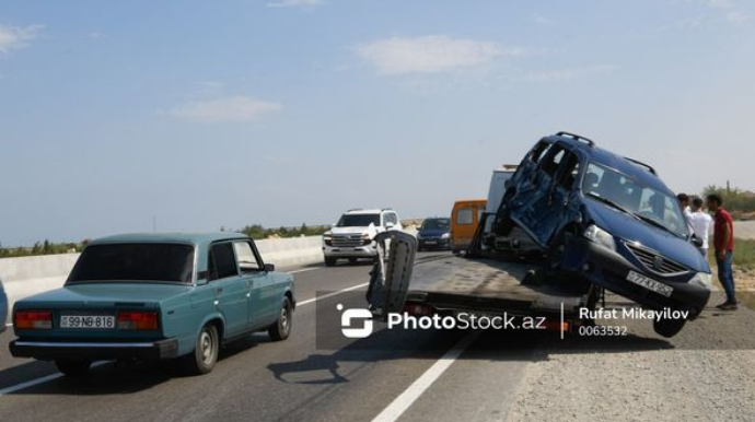 Bakı-Quba yolunda avtobusla evakuator toqquşdu, yaralılar var    - FOTO