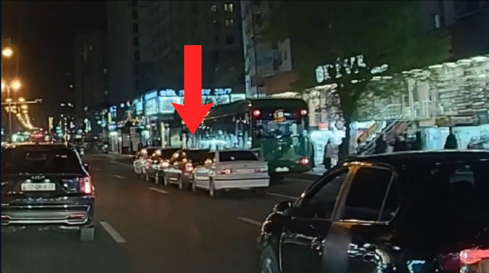 Bu sürücülər ikinci zolağı taksi duracağına çeviriblər - VİDEO