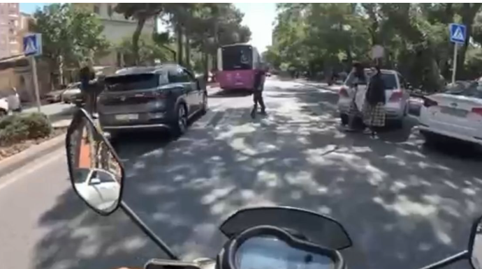 Sürücü keçiddə maşını piyadaların üstünə sürdü - VİDEO