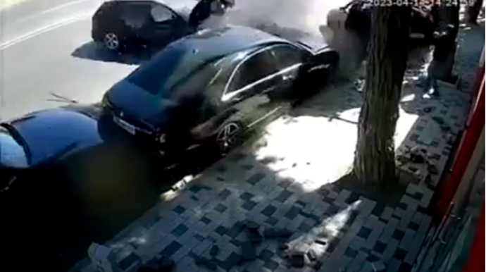 Bakıda dəhşətli qəza:  Zərbənin təzyiqi kişini maşının üstünə atdı  - VİDEO