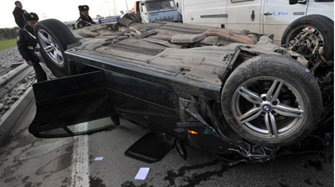 В Баку перевернулся автомобиль, есть погибший 