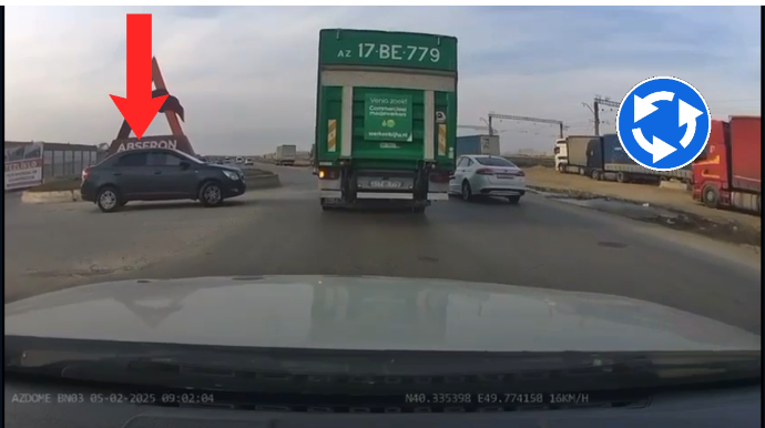 Bu halda dairədəki maşına yol verməməyə görə CƏRİMƏ YAZILA BİLMƏZ - VİDEO