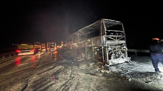 Avtobus yük maşını ilə toqquşub yandı - 3 ölü, 23 yaralı var 