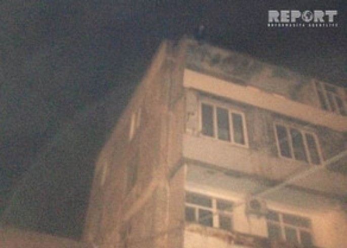 Binə sakini qardaşının intihar etdiyi binaya çıxıb özünü bıçaqladı - FOTO