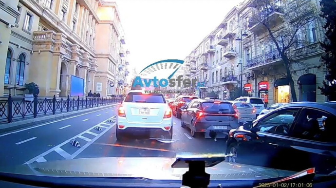 Bu küçədə sağ və orta zolaqla düz gedənləri 40 manat cərimə gözləyir - VİDEO 
