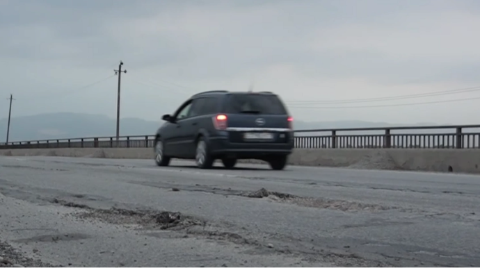 Sürücülərin qorxu içində keçdiyi körpü niyə təmir edilmir? - VİDEO