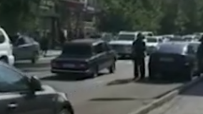 Bakıda   arxası yerlə sürünən "VAZ 2107" görün nələr edir  - VİDEO