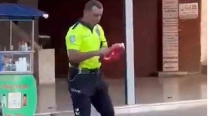 Türkiyəli polisin bayrağına göstərdiyi yüksək ehtiram - VİDEO