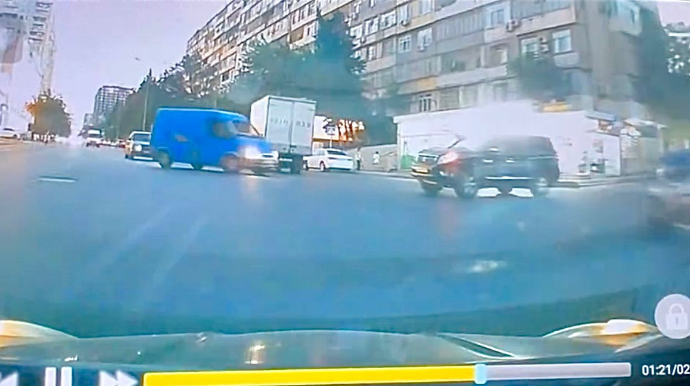 Ürəyi istədiyi kimi manevr edən sürücüyə qadın görün necə reaksiya verdi - VİDEO