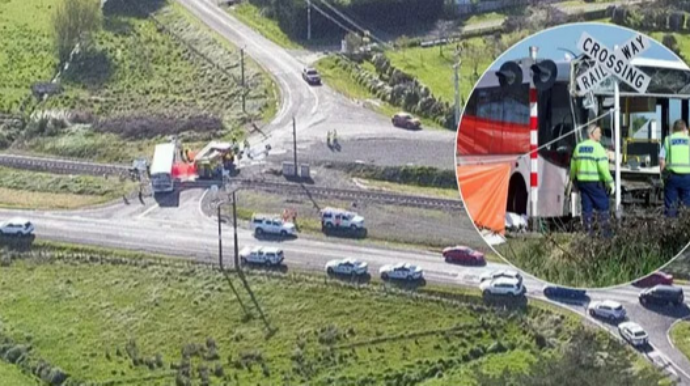 Məktəbli avtobusu ilə qatar toqquşdu; azı 40 nəfər xəsarət alıb - FOTO