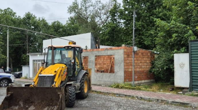 Daha bir qanunsuz tikili sökülüb - VİDEO 