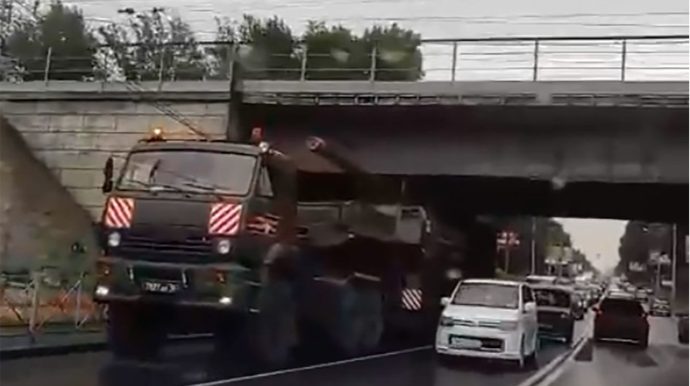 В России под мостом застряла артиллерийская установка  - ВИДЕО