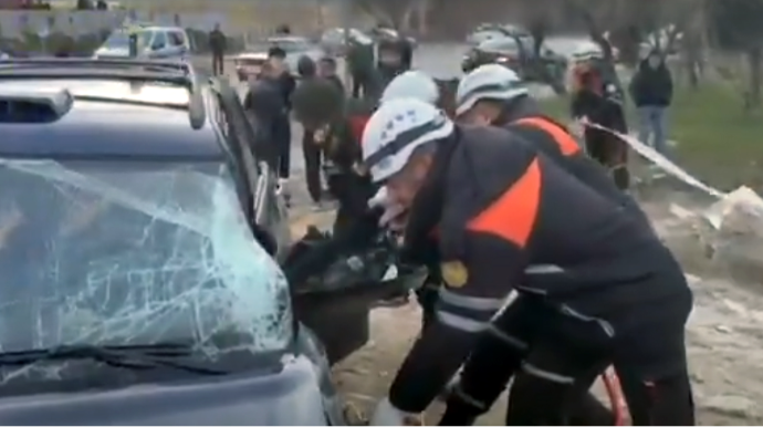 Sumqayıtda iki maşın toqquşdu - Sürücü belə xilas edildi - VİDEO 