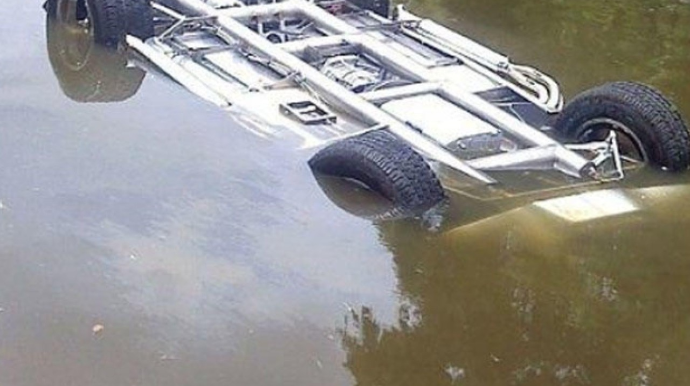 Maşın su arxına düşdü 