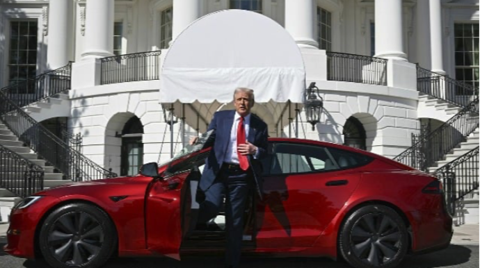 Трамп задумался о продаже своего автомобиля Tesla после ссоры с Маском 