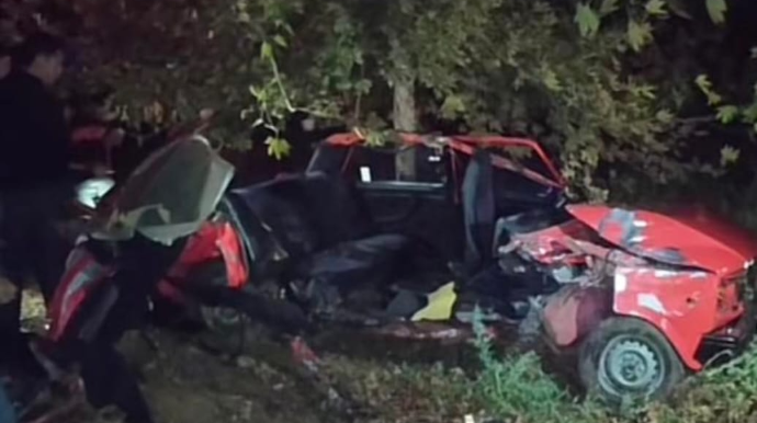 Füzulidə avtomobil ağaca çırpılıb, 2 ölü, 5 yaralı var   - FOTO