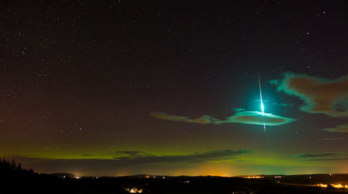 Rusiya səmalarında xüsusi parlaqlığı olan meteorit partladı - VİDEO  