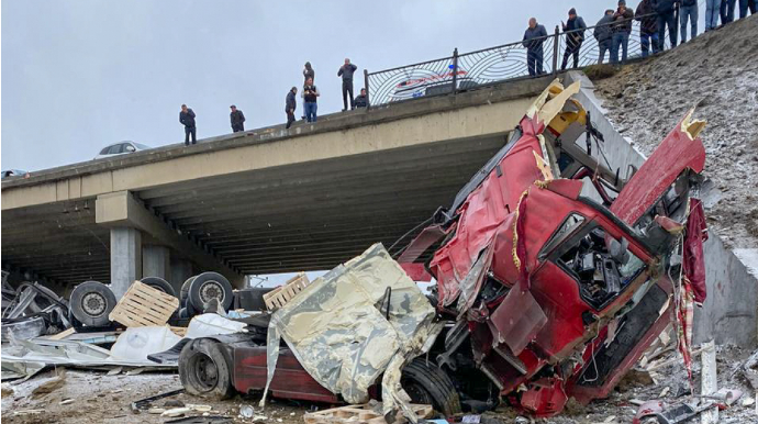 Yük maşını aşıb, 16 nəfər ölüb 