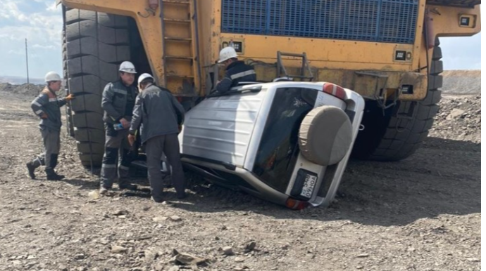 Nəhəng “BelAZ” təsadüfən “Suzuki”ni əzib   - FOTO - VİDEO