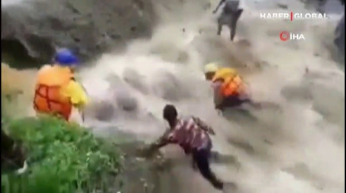 Güclü sel çayı motosikletlə keçmək istəyən kişini apardı  - VİDEO