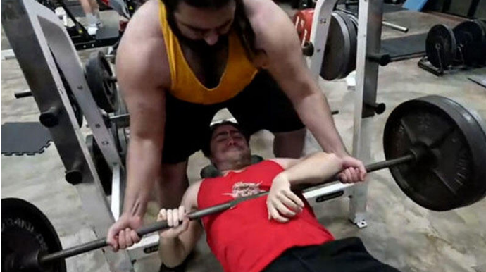 Canlı yayımda həyəcanlı anlar: Bloqerin sinəsinə ştanq düşdü  - VİDEO