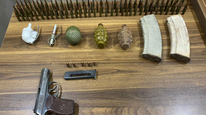 Bakı sakini tapdığı xeyli silah-sursatı polisə təqdim edib  - FOTO