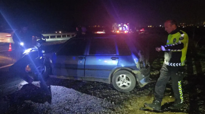 İçində adam olmayan maşın öz-özünə hərəkət edib avtobusa çırpıldı - VİDEO 