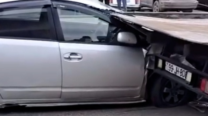 Günəşlidə qəza: İdarəetmədən çıxan “Prius” evakuatora çırpıldı   - VİDEO