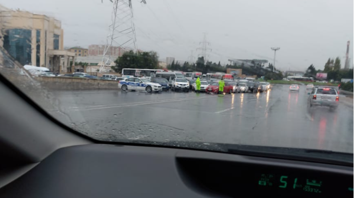 Güclü yağışlar paytaxtın bu yollarında tıxaca səbəb olub  - VİDEO