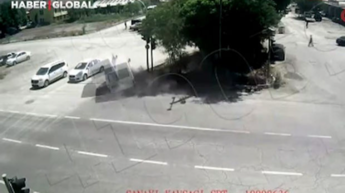 Mikroavtobus tam sürətlə iki minik avtomobilinə çırpılıb, aşdı – ANBAAN VİDEO 