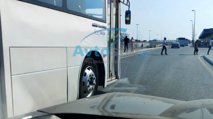 “Koroğlu” metrosu yaxınlığında piyadalar "zombi" kimi ölümə can atır - VİDEO 