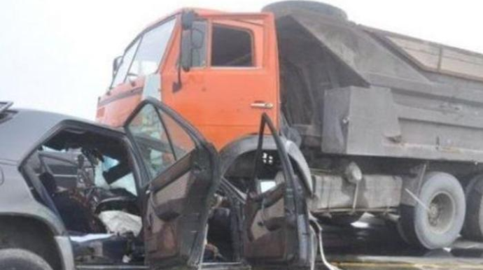 Şəmkirdə minik avtomobili ilə "KamAZ" toqquşdu, xəsarət alanlar var 