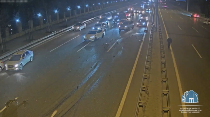 Ara məsafəsi saxlamayan sürücü ağır qəzaya düşdü - REAL VİDEO