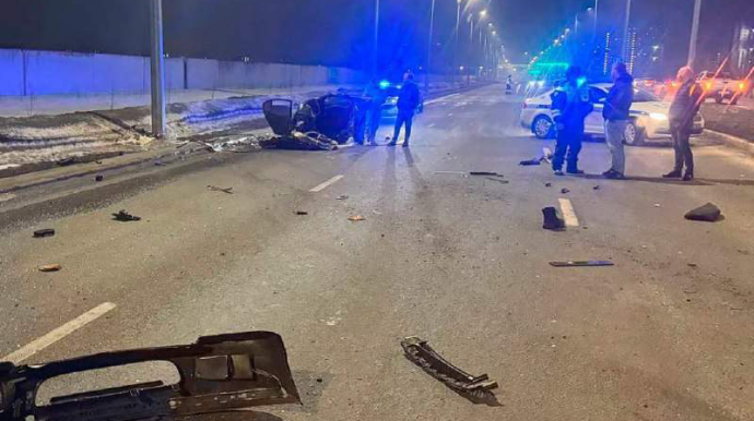 Yoldan çıxıb işıq dirəyinə çırpılan “BMW” iki yerə bölündü; ölən var – FOTO - VİDEO 