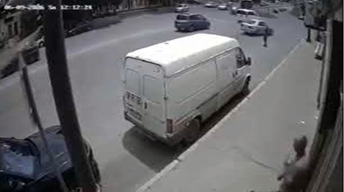 Bakıda avtobus dəhşətli qəza törətdi: piyada son anda ölümdən xilas oldu - VİDEO 