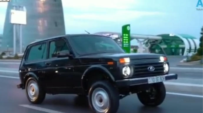 Önü qaldırılan "Niva"nın sürücüsü şəhərdə özünə klip çəkdirdi  - VİDEO