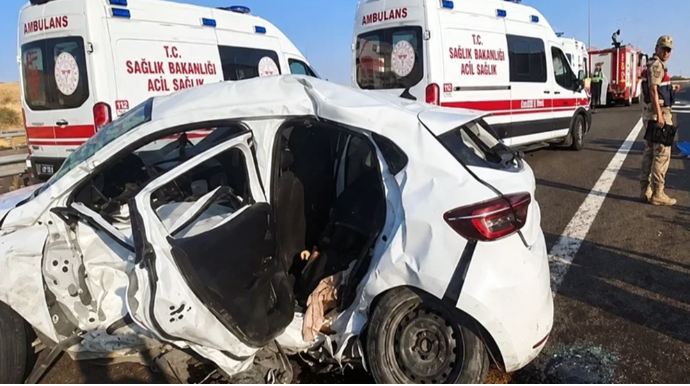 Türkiyədə minik avtomobili yük maşını ilə toqquşub, ölən və yaralananlar var