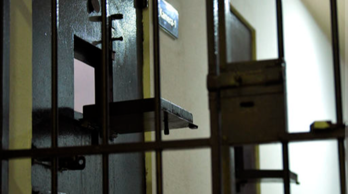 Dostunu qətlə yetirib basdıran qatil həbsdə öldü 