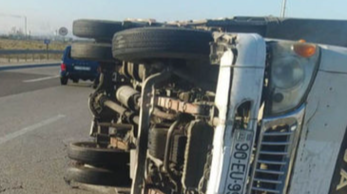 Bakı-Qazax yolunda yük avtomobili aşıb  - FOTO