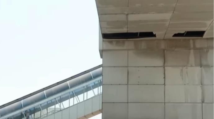 Sabunçuda piyada keçidinin qopan panelləri təhlükə yaradır - VİDEO