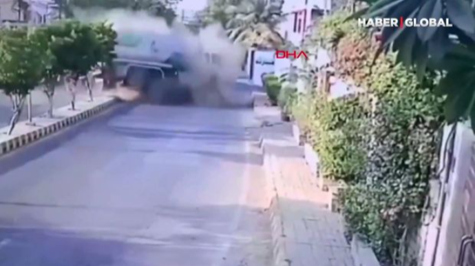 Yanacaqdaşıyan maşın yaşayış evinə çırpıldı - ANBAAN - VİDEO