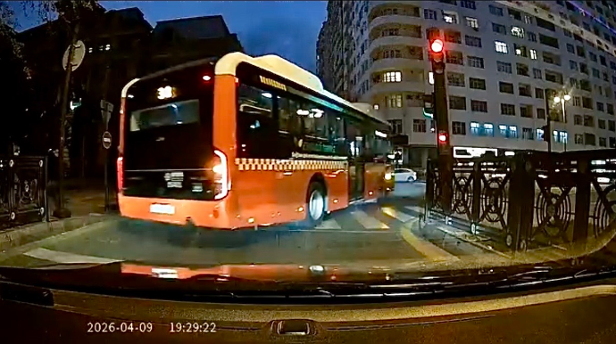 Bakıda təhlükə saçan avtobus sürücüsü: Əvvəl sıxışdırdı, sonra qırmızıda keçdi - VİDEO